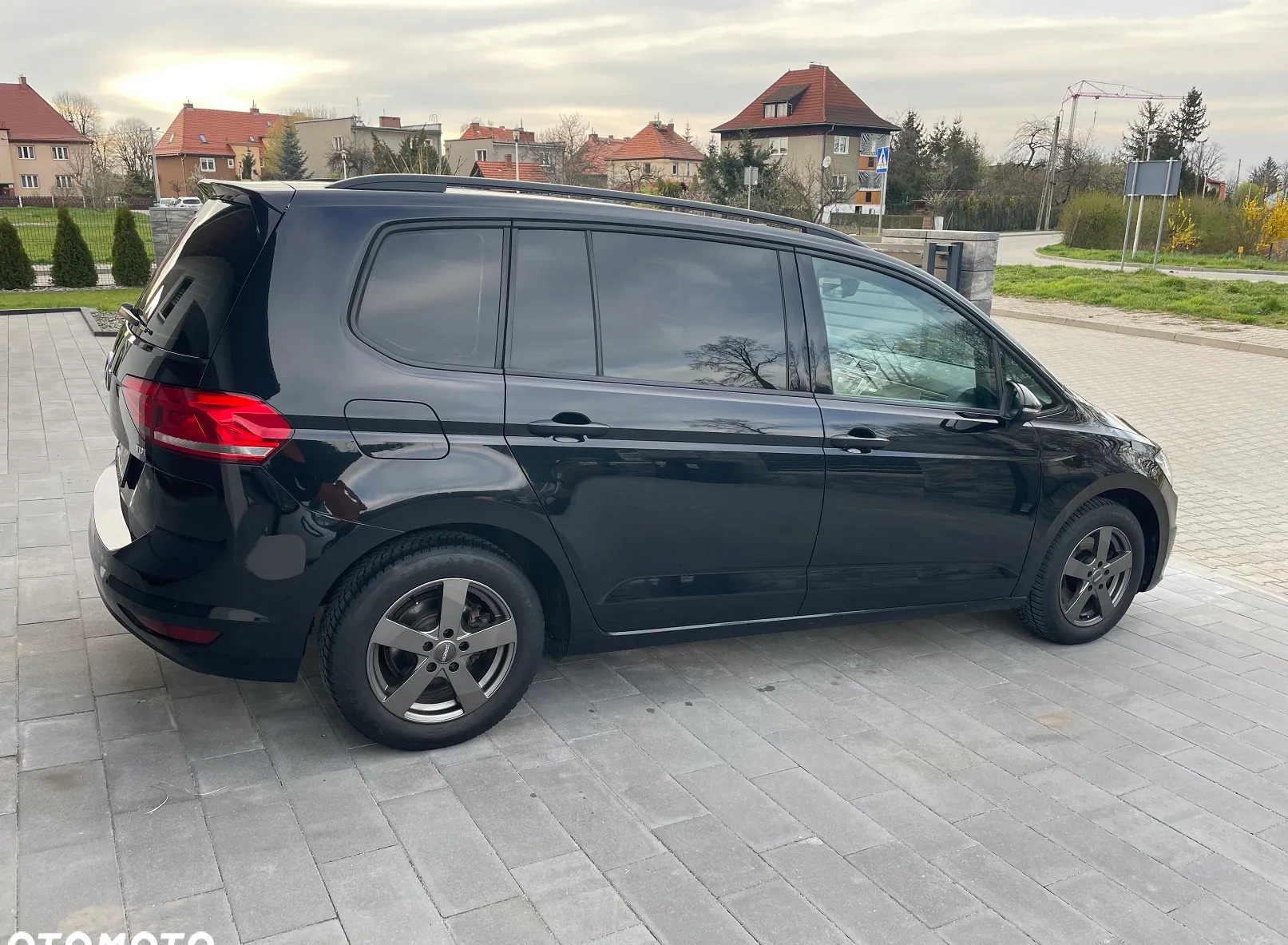 Volkswagen Touran cena 60900 przebieg: 106675, rok produkcji 2016 z Leszno małe 529